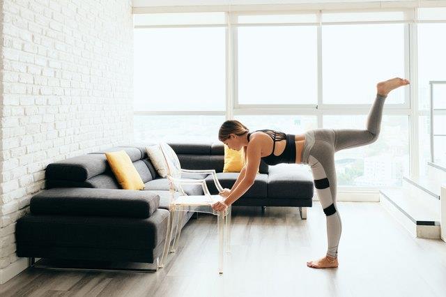 Alles was Sie brauchen ist ein Stuhl für dieses 20-minütige Unterkörpertraining Alles was Sie brauchen ist ein Stuhl für dieses 20-minütige Unterkörpertraining