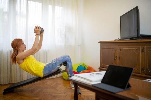 Alles, was Sie für dieses 20-minütige Ab-Training benötigen, ist eine Bank Alles, was Sie für dieses 20-minütige Ab-Training benötigen, ist eine Bank