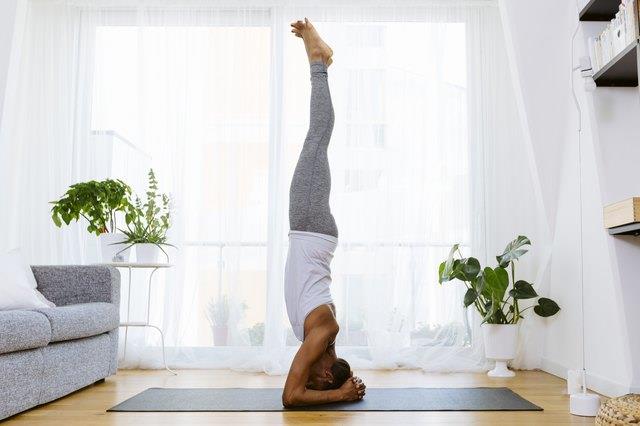 Cara melakukan headstand (sirsasana), menurut seorang pengajar yoga