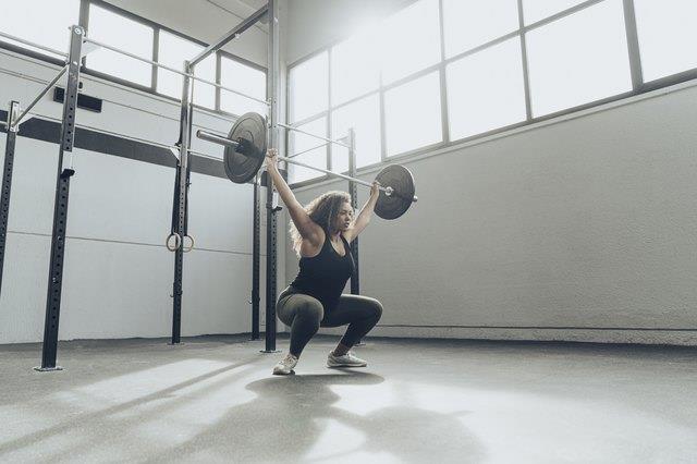 Kämpfen Sie mit Ihrem Overhead Squat? Folgendes versucht Ihr Körper Ihnen zu sagen Kämpfen Sie mit Ihrem Overhead Squat? Folgendes versucht Ihr Körper Ihnen zu sagen