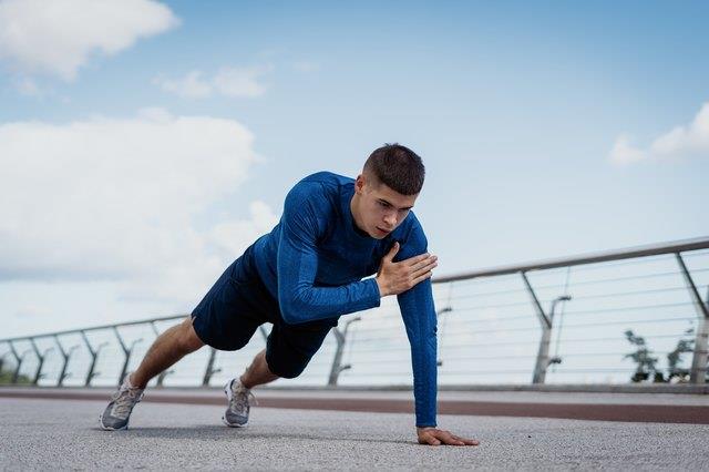 Probieren Sie diesen 5-minütigen Plank Workout Finisher aus, um mehr aus Ihren Bauchmuskeltrainings herauszuholen Probieren Sie diesen 5-minütigen Plank Workout Finisher aus, um mehr aus Ihren Bauchmuskeltrainings herauszuholen
