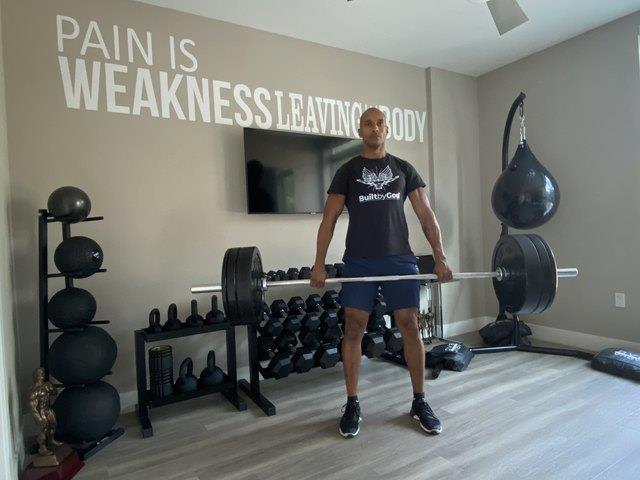 Kombinieren Sie Burpees und Kreuzheben für das härteste Superset-Training zu Hause Kombinieren Sie Burpees und Kreuzheben für das härteste Superset-Training zu Hause