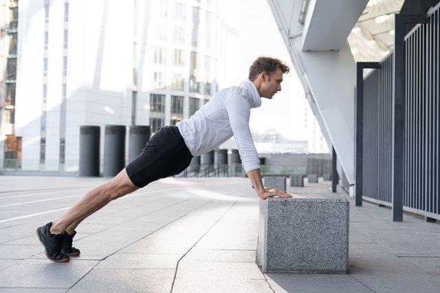 Incline push-up adalah pengubahsuaian yang lebih selamat dan lebih berkesan daripada push-up lutut