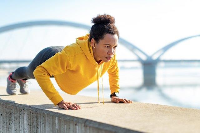 Kannst du keinen Push-Up machen? Hier sind die 6 besten Modifikationen, die Ihnen dabei helfen, dorthin zu gelangen Kannst du keinen Push-Up machen? Hier sind die 6 besten Modifikationen, die Ihnen dabei helfen, dorthin zu gelangen