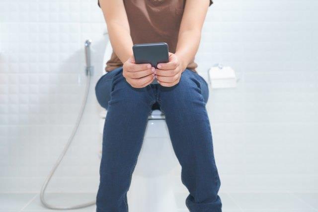 Beine auf der Toilette einschlafen? Hier ist, was Ihr Körper Ihnen zu sagen versucht Beine auf der Toilette einschlafen? Hier ist, was Ihr Körper Ihnen zu sagen versucht
