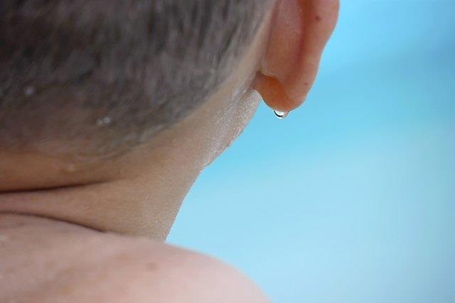 5 cara terbaik untuk mendapatkan air dari telinga anda
