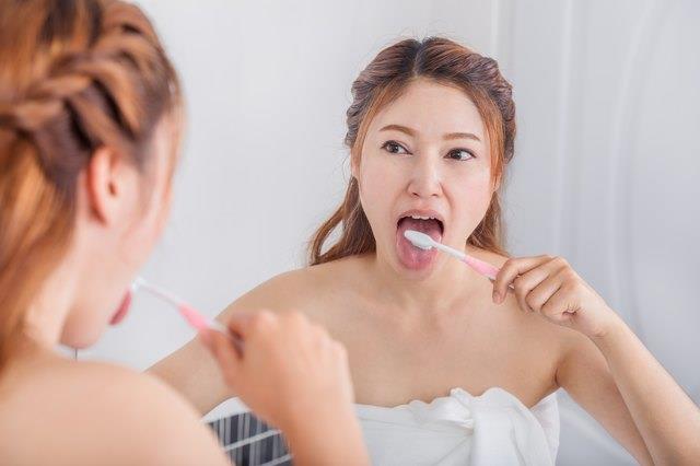 Apa yang menyebabkan lidah putih, dan bagaimana untuk merawatnya