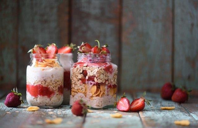 Diese 5 Haferrezepte über Nacht enthalten über 15 Gramm Protein und stellen sich praktisch selbst her Diese 5 Haferrezepte über Nacht enthalten über 15 Gramm Protein und stellen sich praktisch selbst her