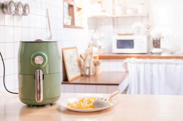 Die 7 besten Luftfritteusen, um köstliches frittiertes Essen ohne das ganze Öl zuzubereiten Die 7 besten Luftfritteusen, um köstliches frittiertes Essen ohne das ganze Öl zuzubereiten