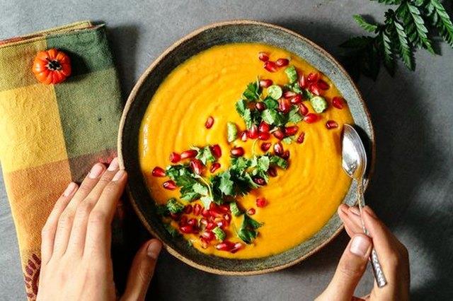 Wie man einen Granatapfel in 7 herzhafte, antioxidantienreiche Mahlzeiten und Beilagen verwandelt Wie man einen Granatapfel in 7 herzhafte, antioxidantienreiche Mahlzeiten und Beilagen verwandelt