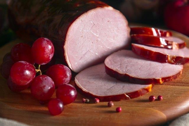 Wie man einen in Scheiben geschnittenen Schinken ohne Knochen backt Wie man einen in Scheiben geschnittenen Schinken ohne Knochen backt