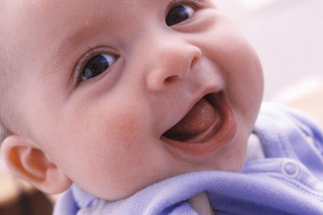 Was sind die ersten Anzeichen von trägen Augen bei Säuglingen?