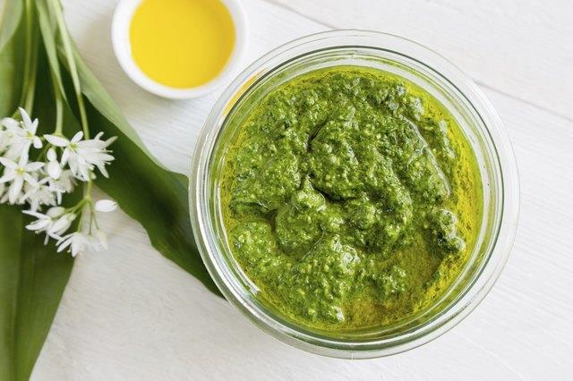 Verwenden Sie ein Glas Pesto-Sauce, um cremiges Pesto zuzubereiten Verwenden Sie ein Glas Pesto-Sauce, um cremiges Pesto zuzubereiten