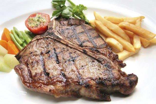 Wie man einen 1-Zoll-starken T-Bone im Ofen kocht Wie man einen 1-Zoll-starken T-Bone im Ofen kocht