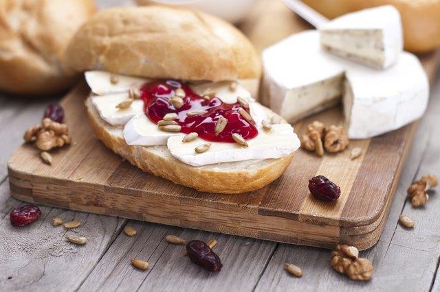 Brie mit Konfitüren backen Brie mit Konfitüren backen