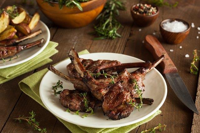 Wie man Lamm auf einem Weber-Grill kocht Wie man Lamm auf einem Weber-Grill kocht