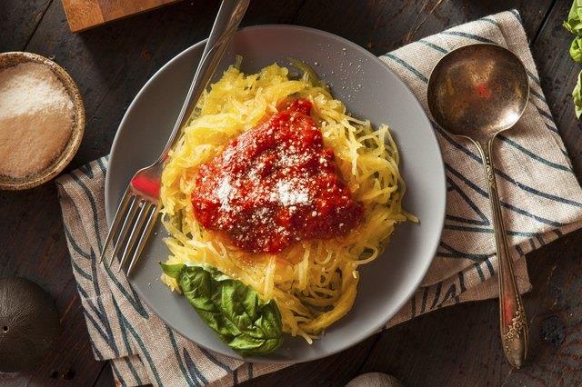Wie man Spaghetti-Kürbis kocht, bis zart Wie man Spaghetti-Kürbis kocht, bis zart
