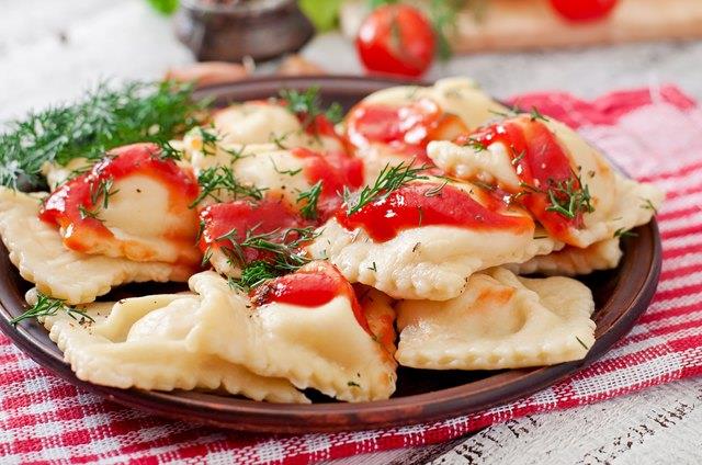 Wie man gefrorene Käse-Ravioli kocht Wie man gefrorene Käse-Ravioli kocht