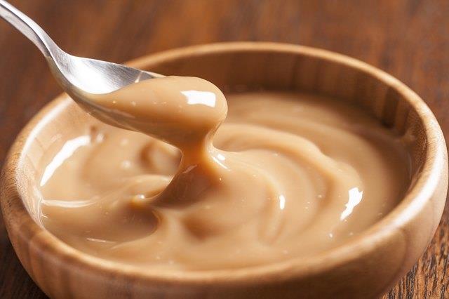 Wie man gezuckerte Kondensmilch unter Druck kocht Wie man gezuckerte Kondensmilch unter Druck kocht