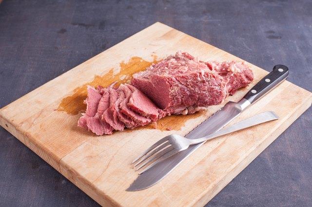 Corned Beef gegen das Getreide schneiden Corned Beef gegen das Getreide schneiden