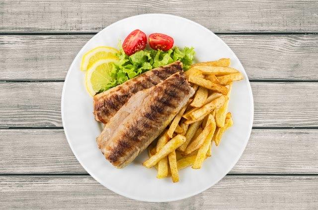 Große Mahi Mahi-Filets im Ofen zubereiten Große Mahi Mahi-Filets im Ofen zubereiten