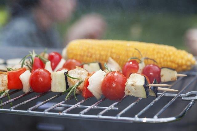 Wie man Schaschlik auf dem Grill kocht Wie man Schaschlik auf dem Grill kocht