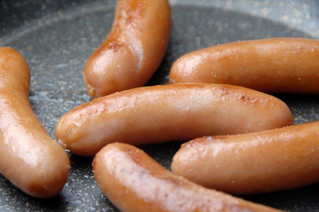 Wie man kleine Smokies mit BBQ-Soße kocht Wie man kleine Smokies mit BBQ-Soße kocht