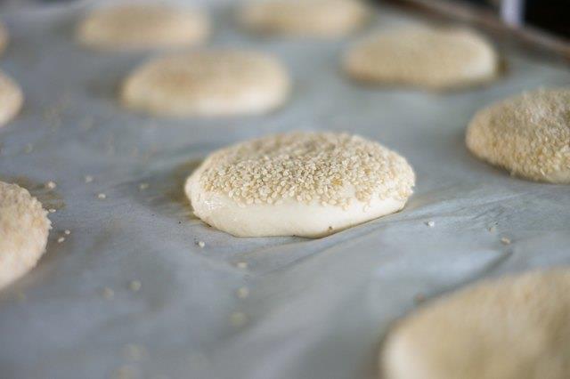 Können Sie Lebensmittel mit Wachspapier auf einem Backblech backen? Können Sie Lebensmittel mit Wachspapier auf einem Backblech backen?