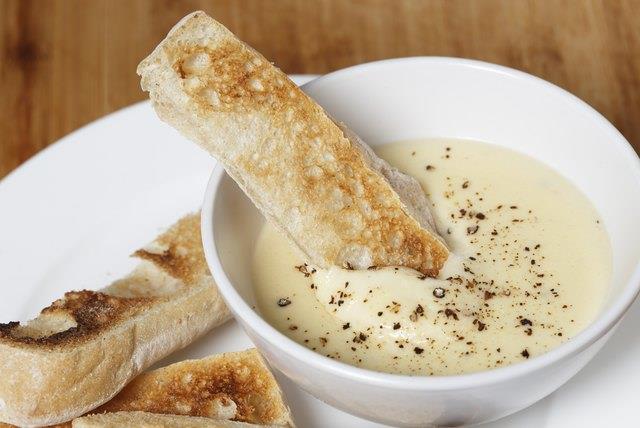 Wie man scharfen Cheddar-Käse für Dips schmilzt Wie man scharfen Cheddar-Käse für Dips schmilzt