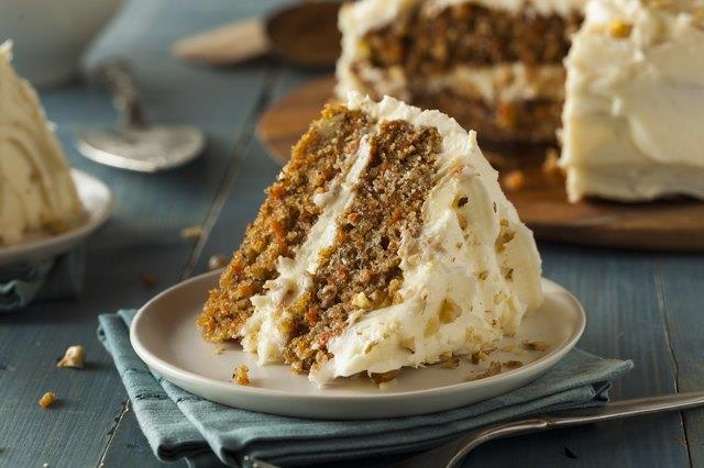 Wie man verhindert, dass ein Karottenkuchen in die Mitte fällt Wie man verhindert, dass ein Karottenkuchen in die Mitte fällt