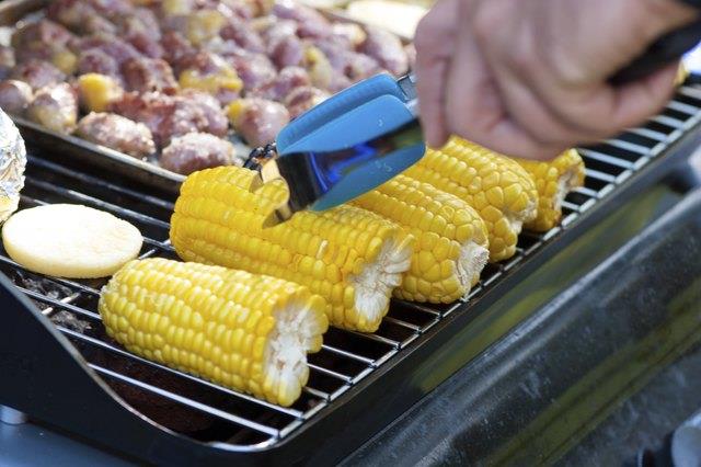 Wie man Mais ohne Hülsen grillt Wie man Mais ohne Hülsen grillt