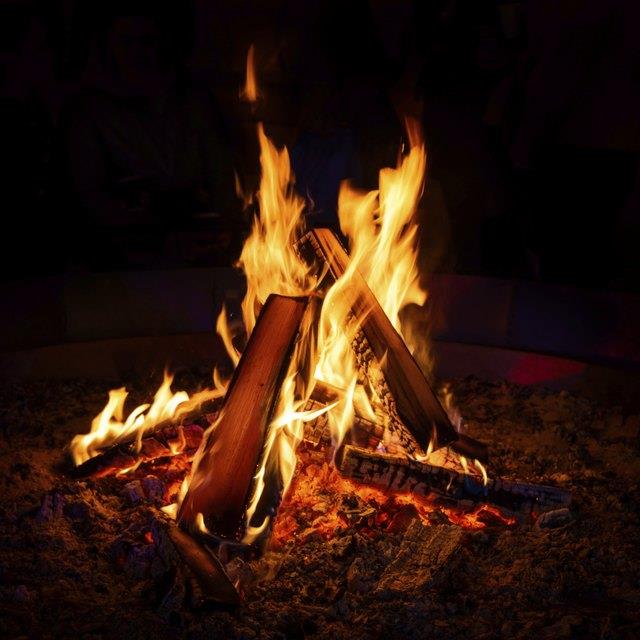 Backenhuhn in der Folie auf einem Lagerfeuer Backenhuhn in der Folie auf einem Lagerfeuer