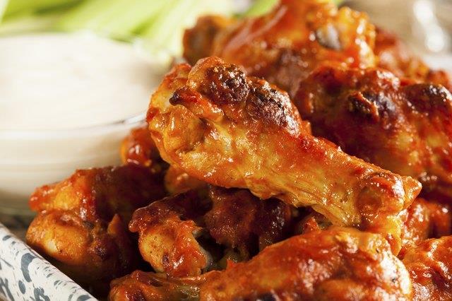 Setzen Sie scharfe Soße auf Flügel, bevor oder nachdem Sie sie kochen? Setzen Sie scharfe Soße auf Flügel, bevor oder nachdem Sie sie kochen?