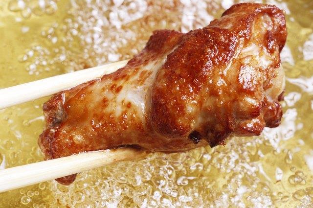 Wie man Hühnchen beim Frittieren vollständig kocht Wie man Hühnchen beim Frittieren vollständig kocht