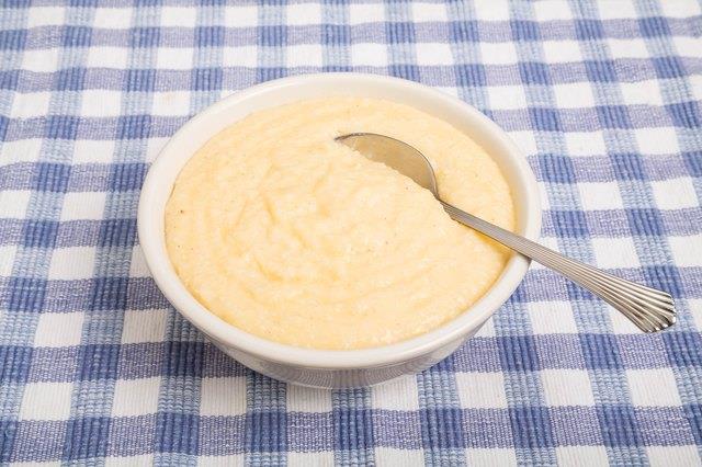 Wie man Käsekörner in einem Crock-Pot für eine Menschenmenge kocht Wie man Käsekörner in einem Crock-Pot für eine Menschenmenge kocht