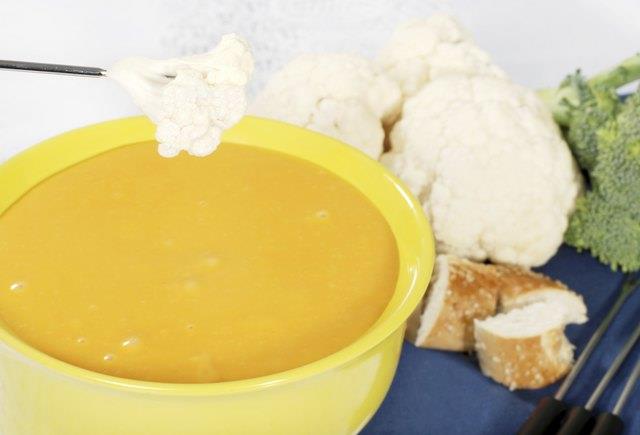 Cara Melelehkan Keju Velveeta dalam Crock-Pot