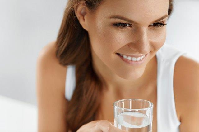 Wie man kaltes Wasser nach einem Kaiserschnitt trinkt Wie man kaltes Wasser nach einem Kaiserschnitt trinkt