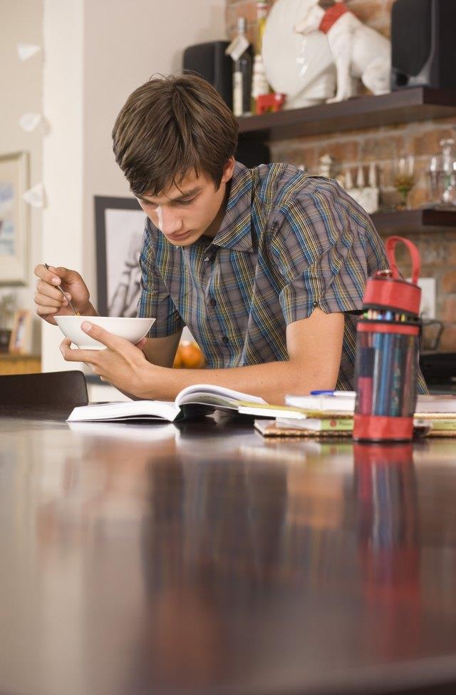 Teen Boys ihre Hausaufgaben machen lassen Teen Boys ihre Hausaufgaben machen lassen