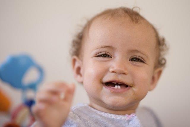 Meine Brustwarze schmerzt von einem Kinderkrankheiten-Baby Meine Brustwarze schmerzt von einem Kinderkrankheiten-Baby