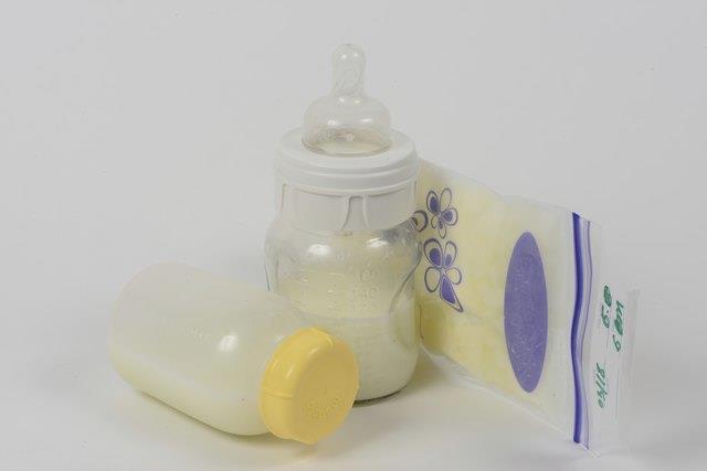 Warum ist meine Muttermilch gelblich, nachdem ich das Stillen eingestellt habe? Warum ist meine Muttermilch gelblich, nachdem ich das Stillen eingestellt habe?