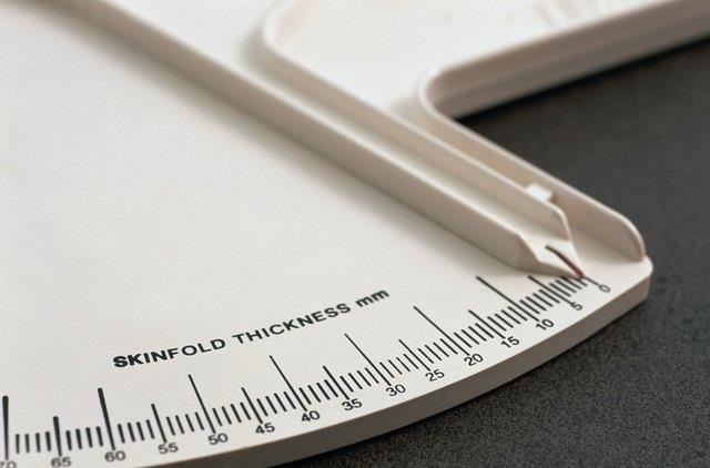 So führen Sie den Body Fat Pinch Test durch So führen Sie den Body Fat Pinch Test durch