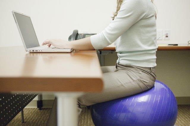 Kalorienverbrauch beim Sitzen auf einem Gymnastikball Kalorienverbrauch beim Sitzen auf einem Gymnastikball